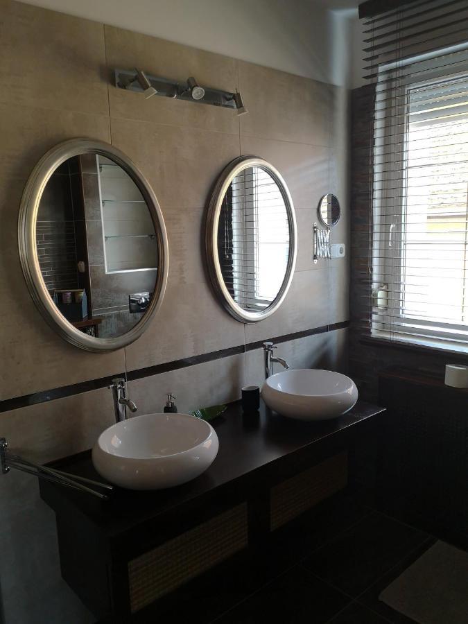 Hotello Apartmanhaz Es Panzio ซาลาแอแกร์แซค ภายนอก รูปภาพ