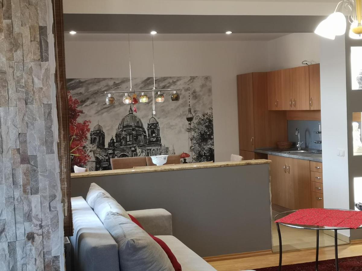 Hotello Apartmanhaz Es Panzio ซาลาแอแกร์แซค ภายนอก รูปภาพ