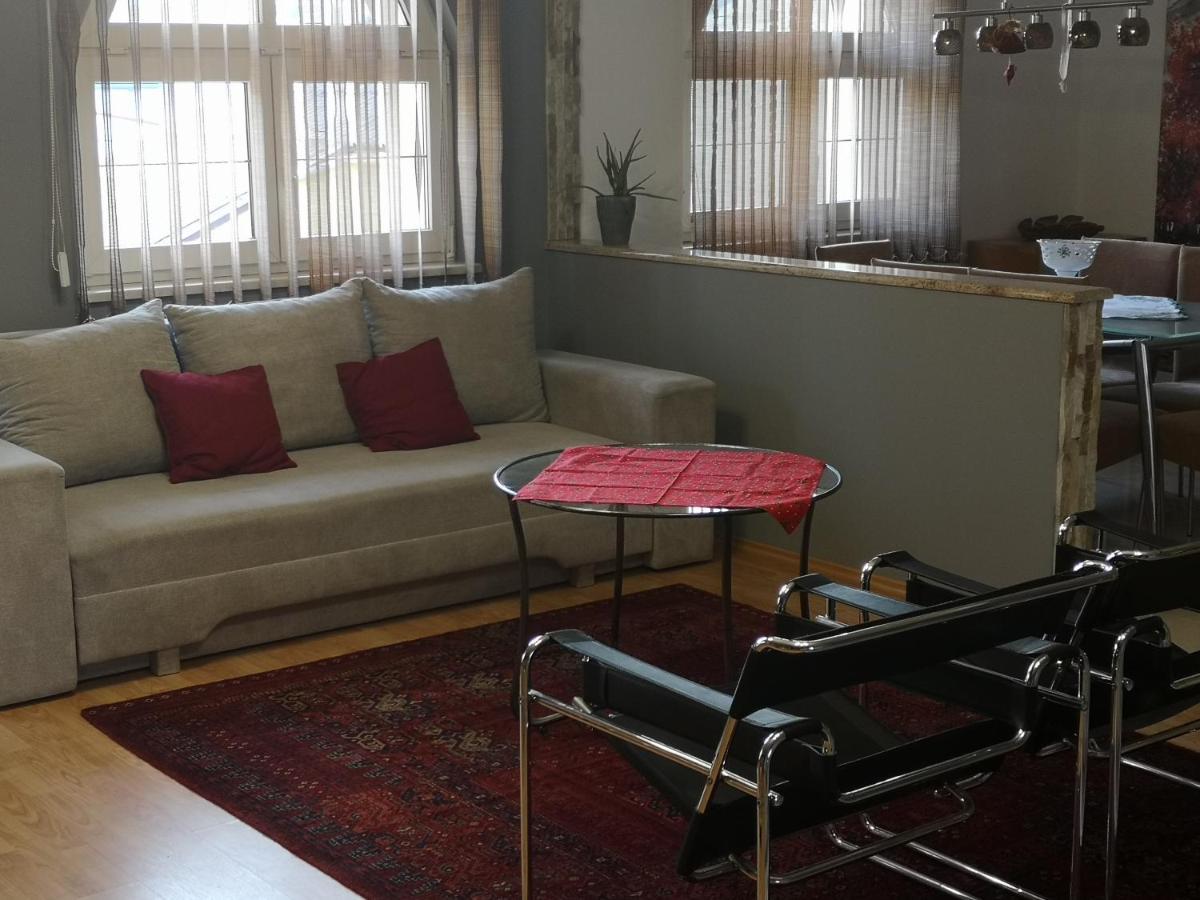 Hotello Apartmanhaz Es Panzio ซาลาแอแกร์แซค ภายนอก รูปภาพ