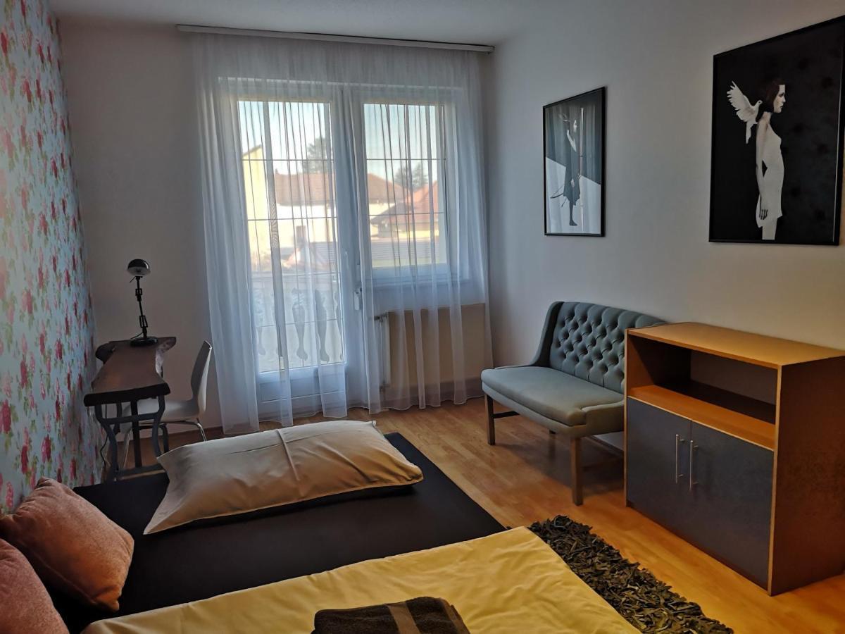 Hotello Apartmanhaz Es Panzio ซาลาแอแกร์แซค ภายนอก รูปภาพ
