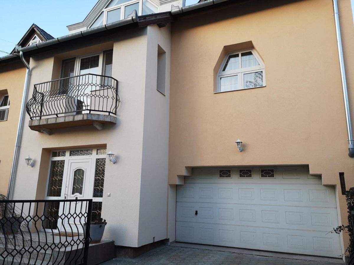 Hotello Apartmanhaz Es Panzio ซาลาแอแกร์แซค ภายนอก รูปภาพ