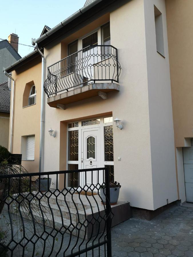 Hotello Apartmanhaz Es Panzio ซาลาแอแกร์แซค ภายนอก รูปภาพ