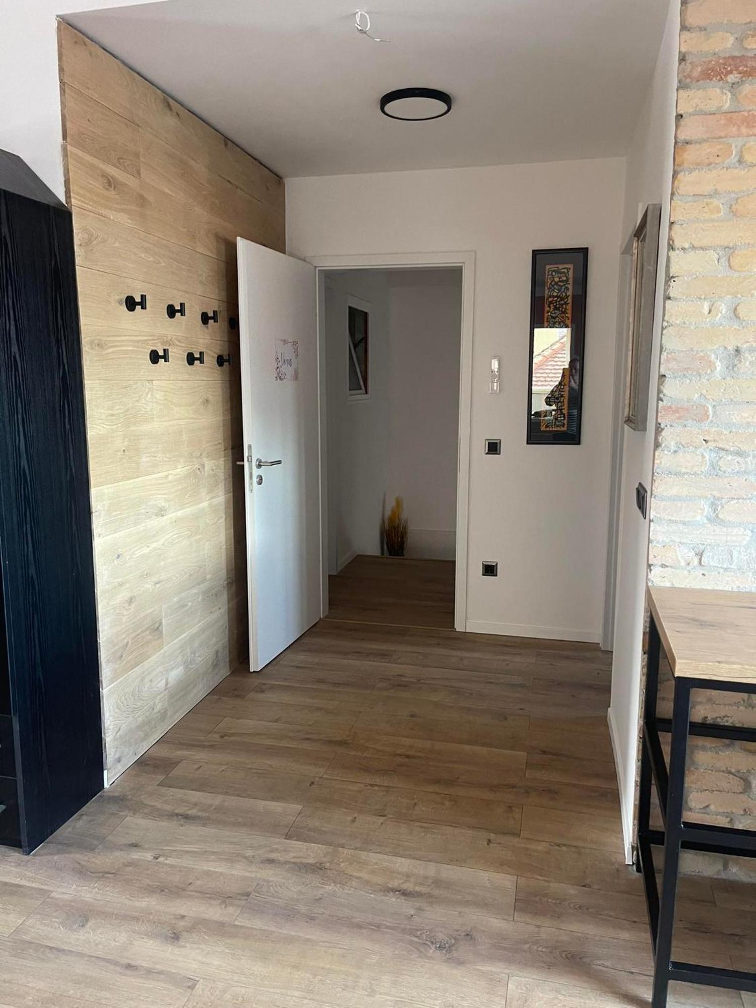 Hotello Apartmanhaz Es Panzio ซาลาแอแกร์แซค ภายนอก รูปภาพ